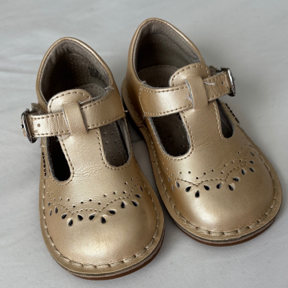 EUC L’Amour toddler size 6 gold Mary Jane’s